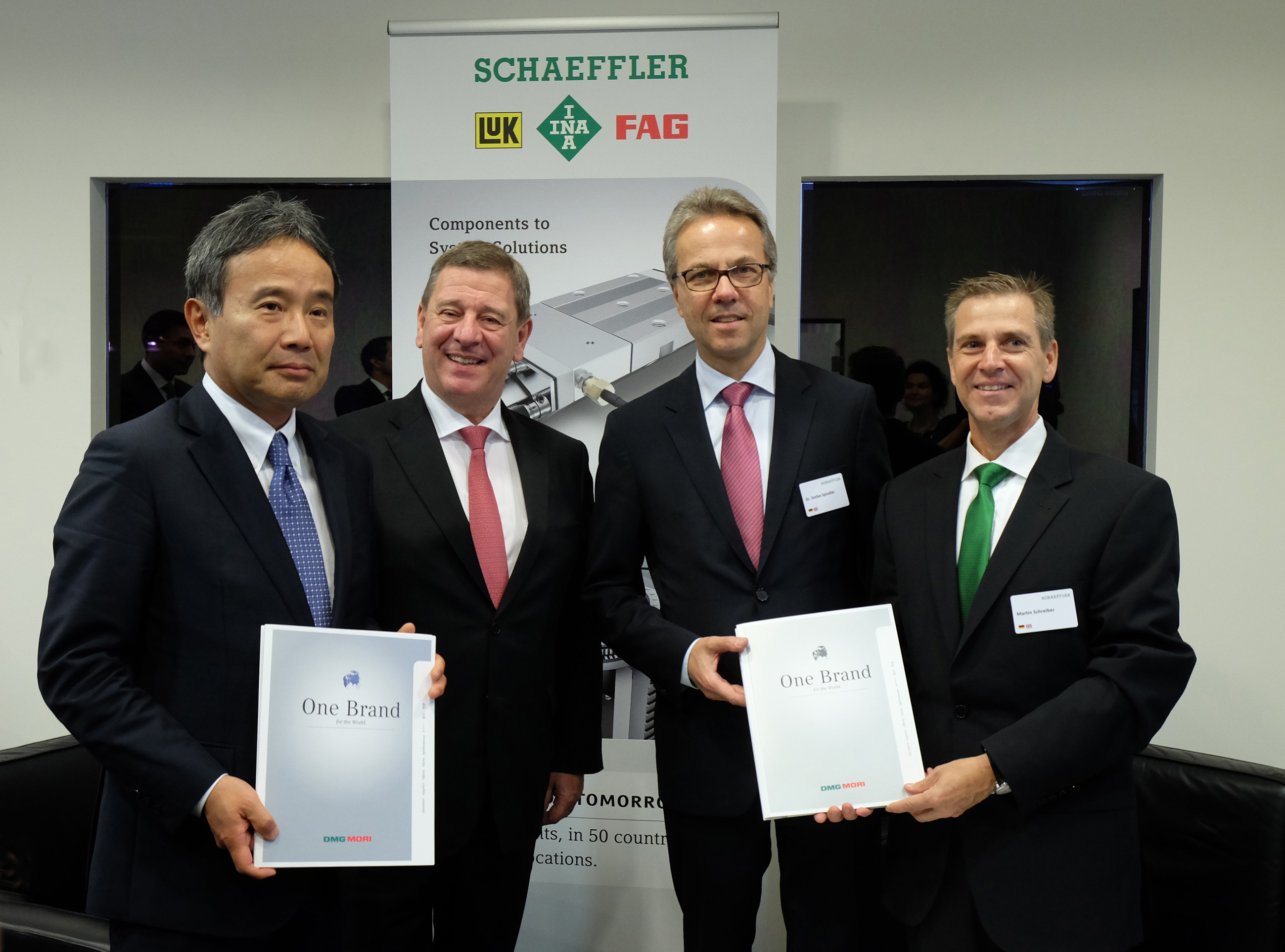 舍弗勒與德馬吉森精機(jī)簽署全球營(yíng)銷協(xié)議。從左至右：德馬吉森精機(jī)有限公司首席執(zhí)行官森雅彥博士、德馬吉森精機(jī)股份有限公司首席執(zhí)行官呂迪格·卡皮察博士、舍弗勒集團(tuán)工業(yè)事業(yè)部首席執(zhí)行官斯特凡·施平德勒博士、舍弗勒集團(tuán)工業(yè)事業(yè)部制造機(jī)械事業(yè)部總裁馬丁·施賴伯。